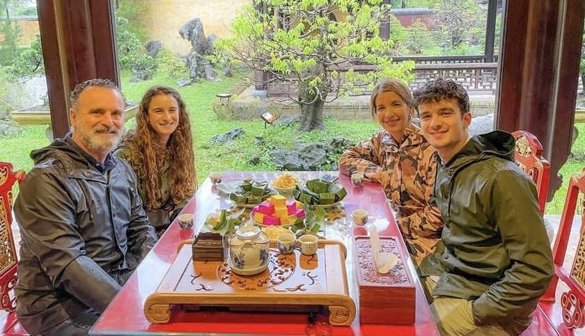 Visitors drink tea at Thieu Phuong royal garden (Photo source: internet)