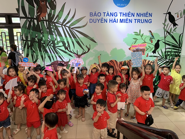 Kindergarten students visit the Museum of Nature in Central Coastal Region