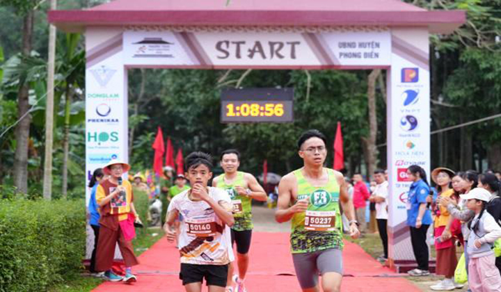Giải chạy Half Marathon huyện Phong Điền lần thứ II, năm 2023 thu hút được đông đảo VĐV tham gia