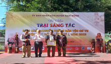 Đồng chí Phan Ngọc Thọ - Phó Bí thư thường trực tỉnh ủy trao giải tại Trại sáng tác 