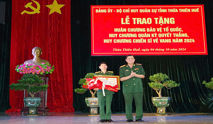 Đại tá Hoàng Văn Nhân – Chính ủy Bộ CHQS tỉnh trao tặng Huân chương Bảo vệ Tổ quốc cho cán bộ Sĩ quan