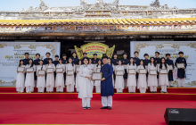 Le Vice-président permanent du Comité populaire provincial Nguyen Thanh Binh a décerné aux élèves le certificat d’Élève d’honneur "