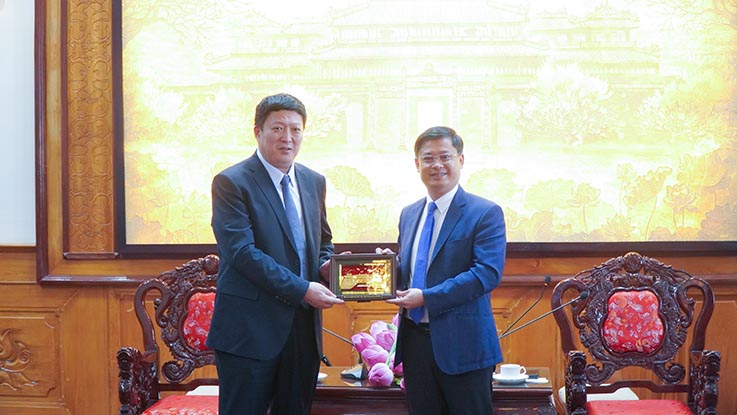 Vice Permanent Chairman of the People’s Committee of Thua Thien Hue province Nguyen Thanh Binh presents gifts to the deputy mayor of Linyi city Tuyen Tan Duong