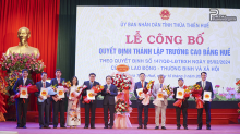 Chủ tịch UBND tỉnh Nguyễn Văn Phương trao Quyết định bổ nhiệm và tặng hoa chúc mừng Hiệu trưởng và các Phó hiệu trưởng trường Cao đẳng Huế