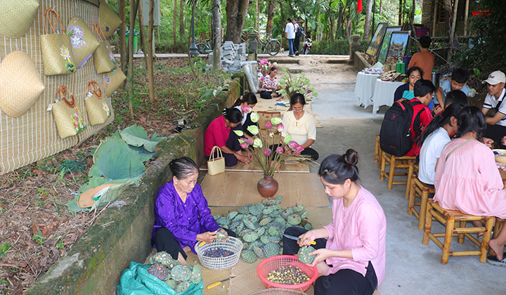The space where visitors experience traditional products on “Huong Xua lang co” festive day 2023