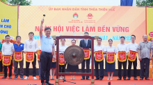 Phó Chủ tịch Thường trực UBND tỉnh Nguyễn Thanh Bình khai chiêng ngày hội việc làm bền vững