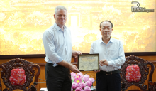 Vice Chairman of the People’s Committee of Thua Thien Hue province Phan Quy Phuong presents souvenir to Mr. Robert de Waha