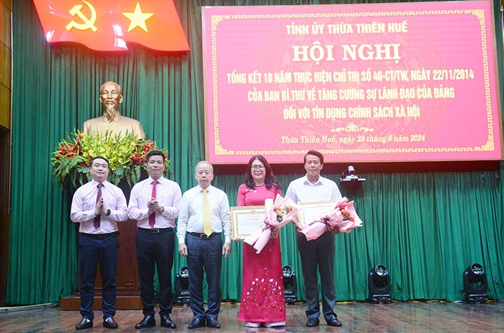 Phó Bí thư Thường trực Tỉnh ủy Phan Ngọc Thọ trao tặng Bẳng khen của Ban Thường vụ Tỉnh ủy cho tập thể và cá nhân có thành tích xuất sắc trong việc thực hiện Chỉ thị 40 của Ban Bí thư