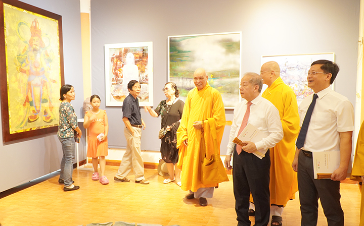 Các đại biểu tham quan không gian trưng bày các tác phẩm nghệ thuật tại triển lãm