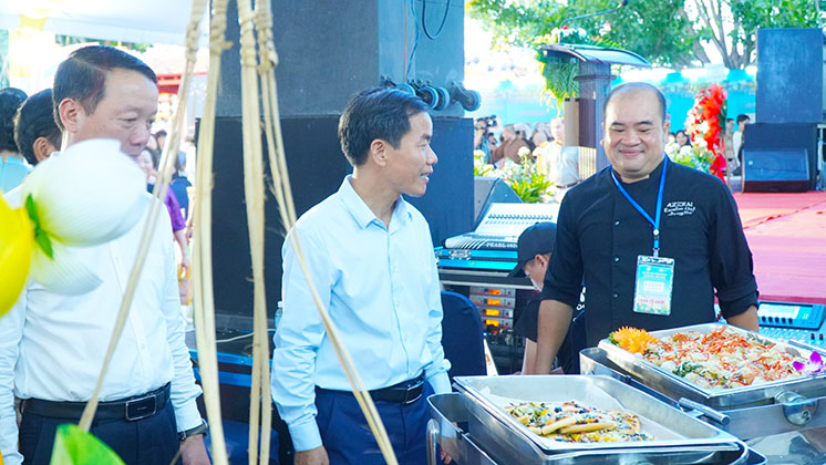 Chủ tịch UBND tỉnh Nguyễn Văn Phương tham quan các gian hàng ẩm thực chay