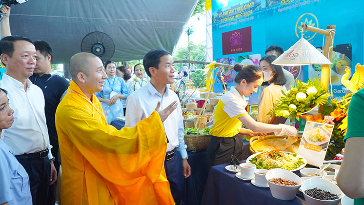 Chủ tịch UBND tỉnh Nguyễn Văn Phương tham quan các gian hàng ẩm thực chay