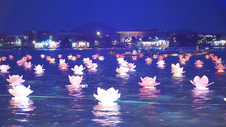 Với 30.000 hoa đăng được thả xuống tạo nên bức tranh lung linh sắc màu, huyền ảo cho sông Hương về đêm.