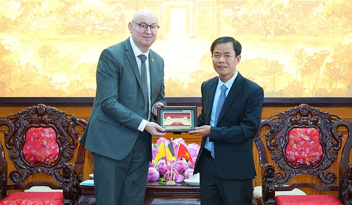 Le Président du Comité populaire Nguyen Van Phuong a remis un souvenir à M. Pierre de Ville