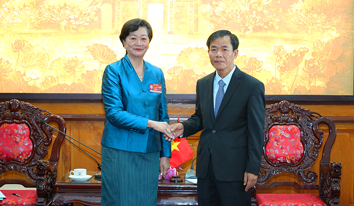 Chairman Nguyen Van Phuong presents souvenir to Mrs. Chea Kimtha, the Cambodian Ambassador to Vietnam on Hue Festival occasion