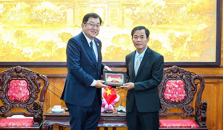 Chủ tịch UBND tỉnh Nguyễn Văn Phương trao quà lưu niệm cho Ngài Dato Tan Yang Thai, Đại sứ Malaysia tại Việt Nam 