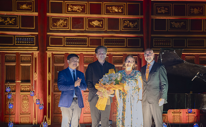 Phó Chủ tịch Thường trực UBND tỉnh Nguyễn Thanh Bình tặng hoa chúc mừng nghệ sĩ piano lừng danh, nhà soạn nhạc nổi tiếng thế giới người Canada - Steve Barakatt