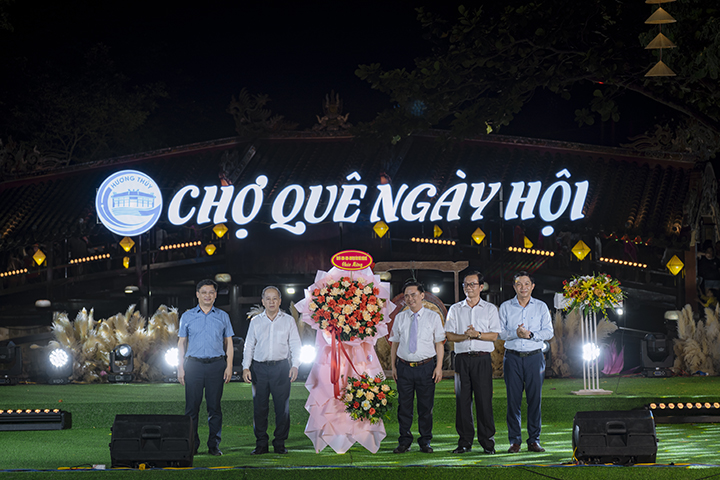 The leader of Thua Thien Hue province presents flower on the opening ceremony of “Cho que ngay hoi” 