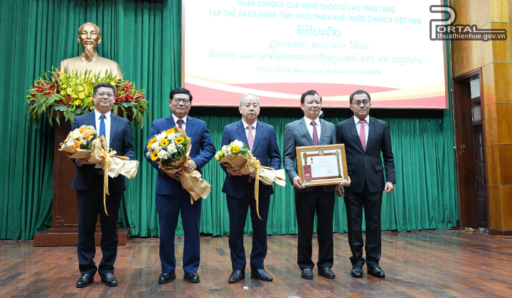 Trao tặng Huân Chương Lao động hạng I của Chủ tịch nước CHDCND Lào cho tỉnh Thừa Thiên Huế