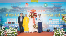 Chủ tịch UBND tỉnh Nguyễn Văn Phương tặng hoa chúc mừng tại lễ khai mạc