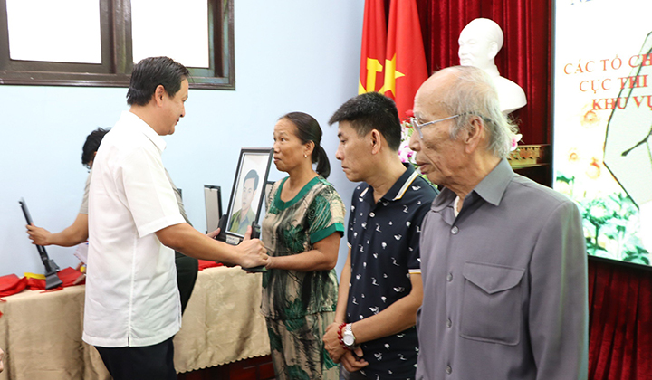 HUV, Phó Chủ tịch UBND huyện Lê Đức Lộc trao di ảnh liệt sĩ cho các gia đình thân nhân liệt sĩ