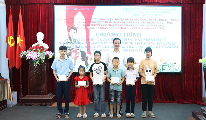 HUV, Phó Chủ tịch UBND huyện Lê Đức Lộc trao quà cho trẻ em có hoàn cảnh đặc biệt khó khăn trên địa bàn huyện
