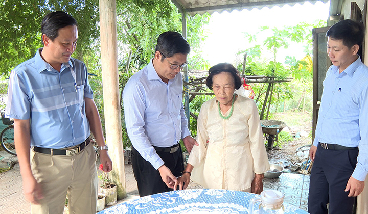 Thăm, tặng quà bà Đỗ Thị Giá, vợ liệt sĩ ở TDP Hòa Tây, thị trấn Phú Đa