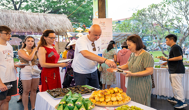 Tuần lễ ẩm thực truyền thống Huế 2024 do thành phố Huế tổ chức tại Công viên Thương Bạc thu hút đông đảo du khách trong nước, quốc tế và người dân địa phương