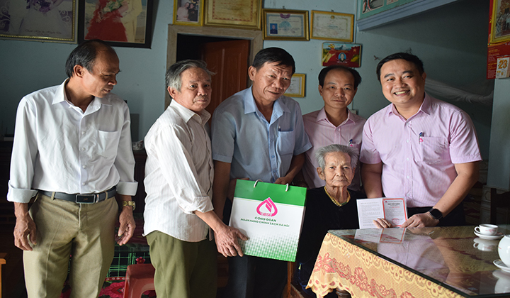 Đoàn công tác NHCSXH tỉnh thăm và tặng quà cho Bà mẹ VNAH Trần Thị Chiện