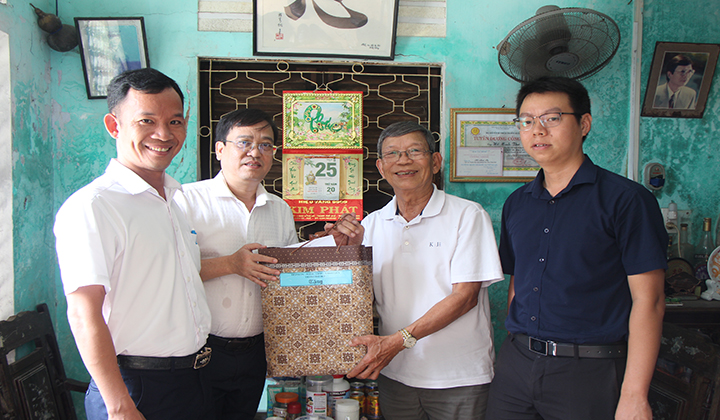 Phó Chủ tịch UBND thành phố Huế Trương Đình Hạnh (thứ hai từ trái sang) thăm gia đình ông Hồ Minh Thơ