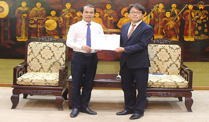 Le Président du Comité populaire de la ville Hué, M. Võ Lê Nhật, a remis le Certificat de “Citoyen d’honneur de la ville Hué” (à gauche) à M. Kang Bong Jun – Directeur général de la Société SMC de Corée