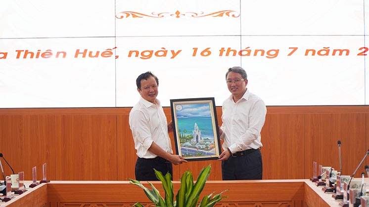 Lãnh đạo tỉnh Khánh Hoà tặng quà lưu niệm cho lãnh đạo tỉnh Thừa Thiên Huế