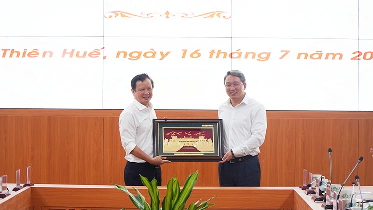 Lãnh đạo tỉnh Thừa Thiên Huế tặng quà lưu niệm cho lãnh đạo tỉnh Khánh Hoà