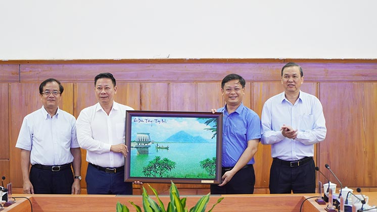 Lãnh đạo tỉnh Tây Ninh tặng quà lưu niệm cho lãnh đạo tỉnh Thừa Thiên Huế