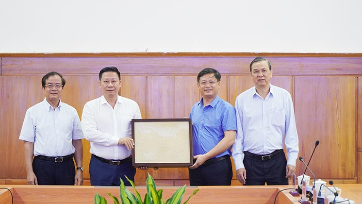 Lãnh đạo tỉnh Thừa Thiên Huế tặng quà lưu niệm cho lãnh đạo tỉnh Tây Ninh