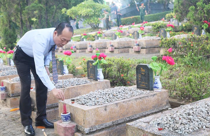 Phó Chủ tịch UBND tỉnh Phan Quý Phương thắp hương tại các phần mộ liệt sĩ