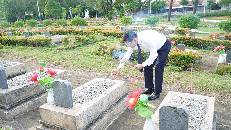 Phó Chủ tịch UBND tỉnh Hoàng Hải Minh thắp hương tại các phần mộ liệt sĩ