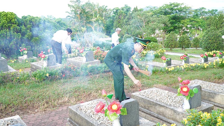 Các đại biểu thắp hương tại các phần mộ liệt sĩ