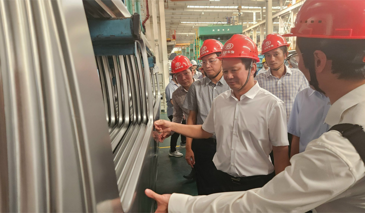 Delegates visit the factory of Xiamen Golden Dragon Bus Limited Liability Company
