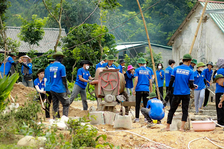 Tuổi trẻ Đại học Huế Ra quân ngày "Chủ Nhật Xanh" 