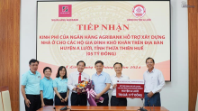Lãnh đạo tỉnh tặng hoa cho ngân hàng Agribank chi nhánh tỉnh Thừa Thiên Huế