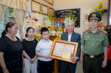 Phó Giám đốc Công an Tỉnh Đại tá Hoàng Văn Thành trao tặng Huân chương  bảo vệ Tổ quốc hạng Ba cho thân nhân đồng chí Trung tá Trần Duy Hùng