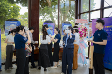 De nombreux visiteurs apprécient l'expérience de Đầu Hồ avec la technologie VR