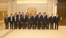 Delegates from Thua Thien Hue province take photo with leaders of Zhejiang province