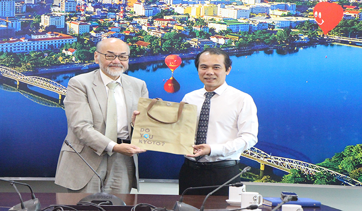 Le Président du Comité populaire de la ville de Huế, Võ Lê Nhật (à droite), et M. Tatsuro Niikawa - Président de l'Association des Activités Environnementales de Kyoto