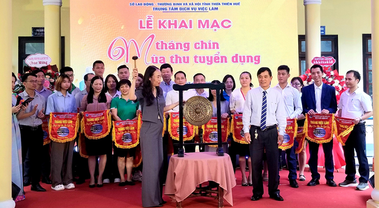 Lãnh đạo Sở Lao động -Thương binh và Xã hội đánh chiêng khai mạc Tháng việc làm