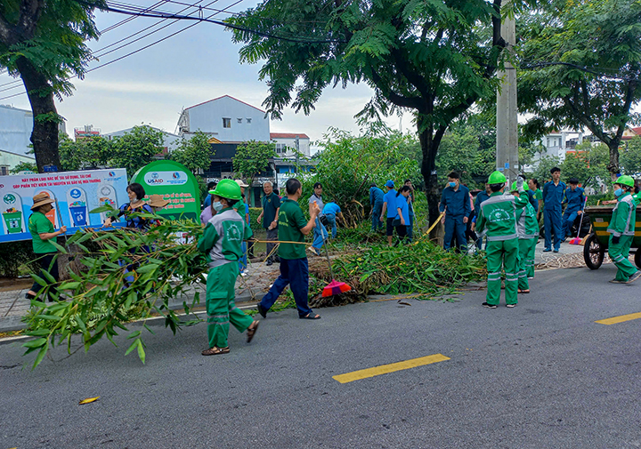 Công ty CP Môi trường và Công trình Đô thị Huế ra quân ngày "Chủ Nhật Xanh" 