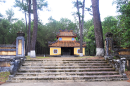 Bi Đình (Nhà Bia) - Tọa lạc vị trí bên trái Lăng Vua Gia Long