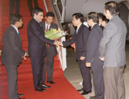 Lãnh đạo tỉnh tiếp đón Thủ tướng CH Pháp tại Sân bay Quốc tế Phú Bài