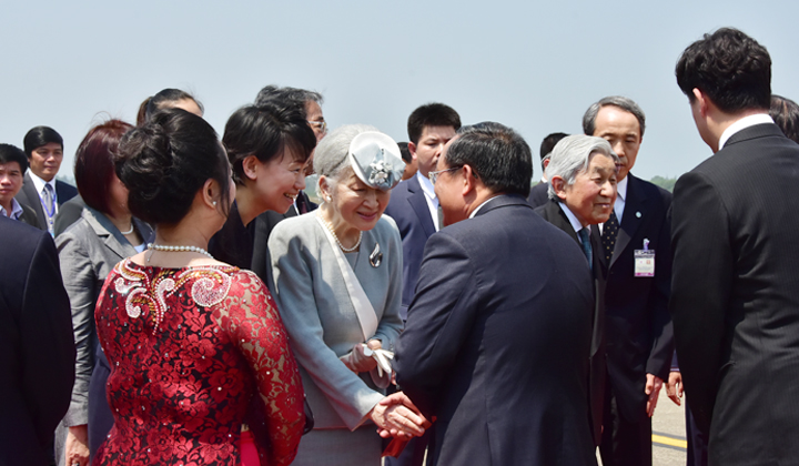 Hoàng hậu Michiko chào tạm biệt lãnh đạo tỉnh