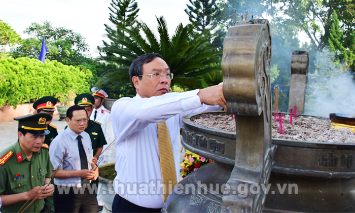 Lãnh đạo Tỉnh dâng hương tưởng niệm các anh hùng liệt sĩ